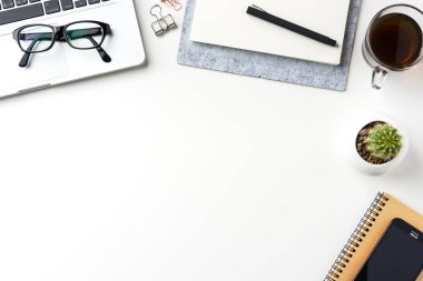 İş kavramı - beyaz okul sırası geçmiş ile defter, kahve, akıllı telefon, kaktüs ve klibi mockup tasarım için en iyi görünümü