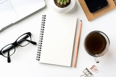 İş kavramı - beyaz okul sırası geçmiş ile defter, kahve, akıllı telefon, kaktüs ve klibi mockup tasarım için en iyi görünümü