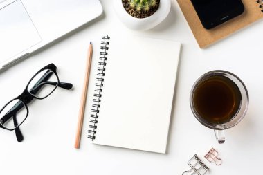 İş kavramı - beyaz okul sırası geçmiş ile defter, kahve, akıllı telefon, kaktüs ve klibi mockup tasarım için en iyi görünümü