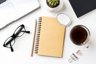 İş kavramı - beyaz okul sırası geçmiş ile defter, kahve, akıllı telefon, kaktüs ve klibi mockup tasarım için en iyi görünümü