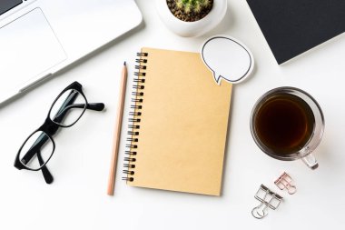 İş kavramı - beyaz okul sırası geçmiş ile defter, kahve, akıllı telefon, kaktüs ve klibi mockup tasarım için en iyi görünümü