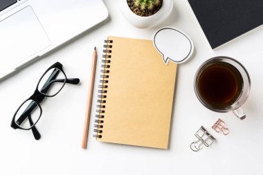 İş kavramı - beyaz okul sırası geçmiş ile defter, kahve, akıllı telefon, kaktüs ve klibi mockup tasarım için en iyi görünümü