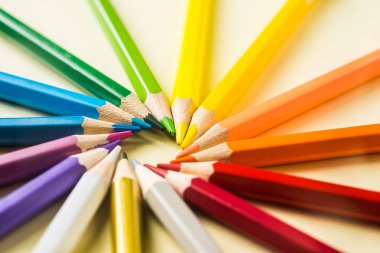 İş kavramı - renkli kalem daire sarı Kağıt arka plan üzerinde yukarıdan united takım çalışması ve iletişim kavramı