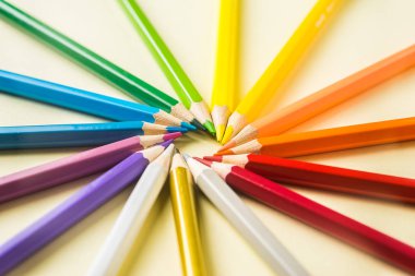 İş kavramı - renkli kalem daire sarı Kağıt arka plan üzerinde yukarıdan united takım çalışması ve iletişim kavramı