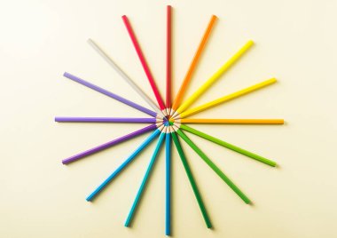 Sanat kavramı - üstten görünüm renk kalem düzeninin tarihlerde mockup tasarım için sarı Kağıt arka plan üzerinde saat