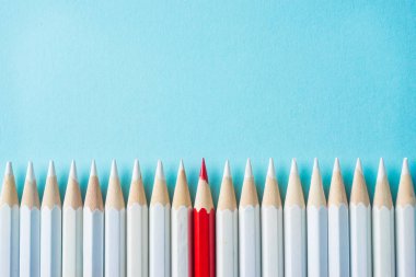 İş kavramı - beyaz kalem ve renk kalem mavi Kağıt arka plan üzerinde çok. Bu sembol, kavga, liderlik ve iletişim.