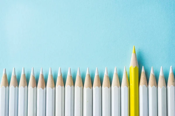 Konsep Bisnis Banyak Pensil Putih Dan Satu Pensil Warna Pada — Stok Foto