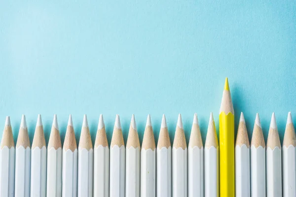 Concepto Negocio Muchos Lápices Blancos Lápiz Color Sobre Fondo Papel — Foto de Stock