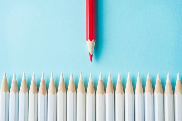 Concepto Negocio Gran Cantidad Lápices Blancos Lápiz Color Sobre Fondo — Foto de Stock