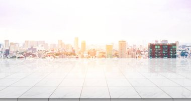 İş konsepti - Panoramik modern şehir manzaralı boş mermer zemin üstü gündoğumu ve sabah Tokyo, Japonya 'nın parlak mavi gökyüzü altında kuş bakışı görüntü veya montaj ürünü