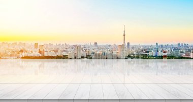 İş kavramı - panoramik modern cityscape kuş hava bakışı gündoğumu ve sabah altında bina ile boş mermer zemin üstü mavi parlak gökyüzü ve Tokyo skytree, Japonya için göstermek ya da montaj ürün