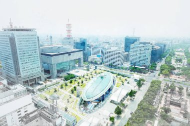 Panoramik modern şehir Nagoya Tv Kulesi, Nagoya dönüm noktası üzerinde kuş bakışı. Ağaç altında Japonya yaşayan plaza Oasis21, Aichi sanat merkezi ve holly. Mix elle çizilmiş kroki çizim