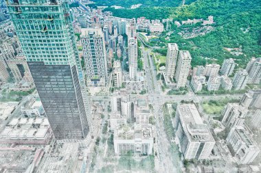 Sabah mavi parlak gökyüzü Taipei, Tayvan ve Asya iş kavramı için emlak - panoramik modern cityscape bina kuş göz altında gündoğumu havadan görünümü. Mix elle çizilmiş kroki çizim