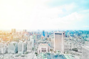 Sabah mavi parlak gökyüzü Taipei, Tayvan ve Asya iş kavramı için emlak - panoramik modern cityscape bina kuş göz altında gündoğumu havadan görünümü. Mix elle çizilmiş kroki çizim