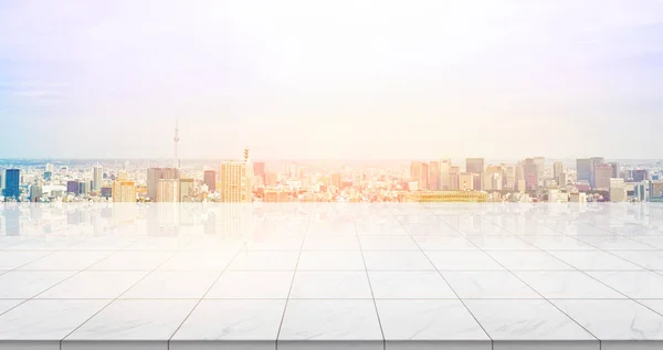 事業コンセプト 日の出と朝の下で鳥の目空撮を構築パノラマの近代的な都市景観と空の大理石床トップ東京スカイツリー 日本表示の明るい青空または製品をモンタージュ — ストック写真