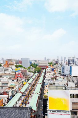 İş ve kültür kavramı - panoramik modern şehir manzarası kuş hava bakışı ile Sensoji-ji Tapınağı tapınak - Asakusa district altında sabah mavi gökyüzü Tokyo, Japonya
