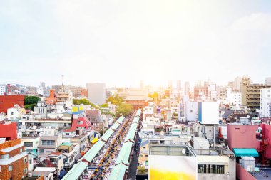 İş ve kültür kavramı - panoramik modern şehir manzarası kuş hava bakışı ile Sensoji-ji Tapınağı tapınak - Asakusa district dramatik gündoğumu ve Tokyo, Japonya'da sabah mavi gökyüzü altında