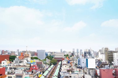 İş ve kültür kavramı - panoramik modern şehir manzarası kuş hava bakışı ile Sensoji-ji Tapınağı tapınak - Asakusa district altında sabah mavi gökyüzü Tokyo, Japonya