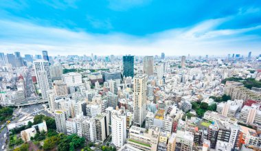İş ve kültür kavramı - panoramik modern şehir manzarası kuş hava bakışı tokyo Tower dramatik altında güneşli ve sabah mavi bulutlu gökyüzü Tokyo, Japonya