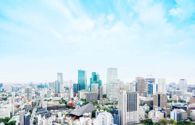 İş ve kültür kavramı - tokyo Tower Tokyo, Japonya'da dramatik sabah mavi bulutlu gökyüzü altında panoramik modern şehir manzarası kuş gözü havadan görünümü