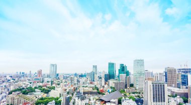 İş ve kültür kavramı - tokyo Tower Tokyo, Japonya'da dramatik sabah mavi bulutlu gökyüzü altında panoramik modern şehir manzarası kuş gözü havadan görünümü