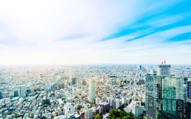 Tokyo, Japonya'da bulutlu gökyüzü mavi panoramik modern şehir manzarası kuş gözü havadan görünümü dramatik güneş ve sabah altında iş ve kültür kavramı-