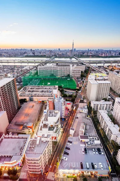 商业与文化概念 现代城市全景的天际线空中鸟瞰与东京 Skytree 下戏剧性的晚霞和美丽多云的天空 在东京 — 图库照片