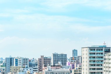 Asya iş kavramı Emlak ve kurumsal inşaat - Tokyo, Japonya için güneş ve mavi gökyüzü altında panoramik modern şehir şehir manzarası kuş göz havadan görünümü