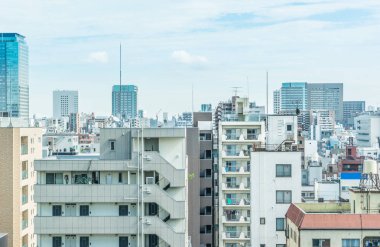 Asya iş kavramı Emlak ve kurumsal inşaat - Tokyo, Japonya için güneş ve mavi gökyüzü altında panoramik modern şehir şehir manzarası kuş göz havadan görünümü