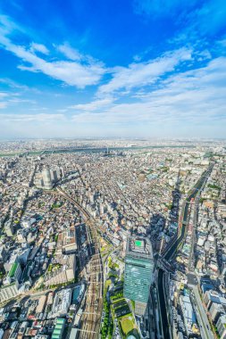 Asya iş kavramı Emlak ve kurumsal inşaat - Tokyo, Japonya için güneş ve mavi gökyüzü altında panoramik modern şehir şehir manzarası kuş göz havadan görünümü