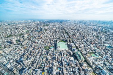 Asya iş kavramı Emlak ve kurumsal inşaat - Tokyo, Japonya için güneş ve mavi gökyüzü altında panoramik modern şehir şehir manzarası kuş göz havadan görünümü