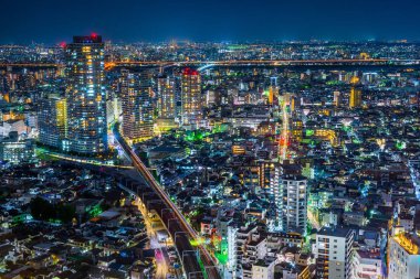 Asya iş kavramı Emlak ve kurumsal inşaat - panoramik şehir şehir manzarası havadan görünümü altında alacakaranlık gökyüzü ve neon gece tokyo, Japonya