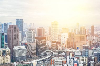 İş kavramı Emlak ve kurumsal inşaat - Japonya'nın Osaka dramatik gündoğumu ve sabah gökyüzü ile panoramik modern şehir manzarası kuş gözü havadan görünümü