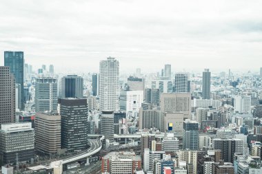İş kavramı Emlak ve kurumsal inşaat - Japonya'nın Osaka dramatik gündoğumu ve sabah gökyüzü ile panoramik modern şehir manzarası kuş gözü havadan görünümü