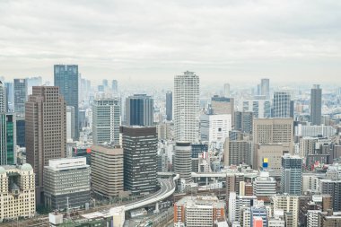 İş kavramı Emlak ve kurumsal inşaat - Japonya'nın Osaka dramatik gündoğumu ve sabah gökyüzü ile panoramik modern şehir manzarası kuş gözü havadan görünümü