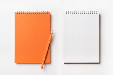 Tasarım konsepti - turuncu spiral defter ve renk kalem toplama mockup için beyaz arka plan üzerinde izole üstten görünüm