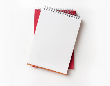 Tasarım konsepti - turuncu ve kırmızı spiral defter ve renk kalem toplama mockup için beyaz arka plan üzerinde izole üstten görünüm