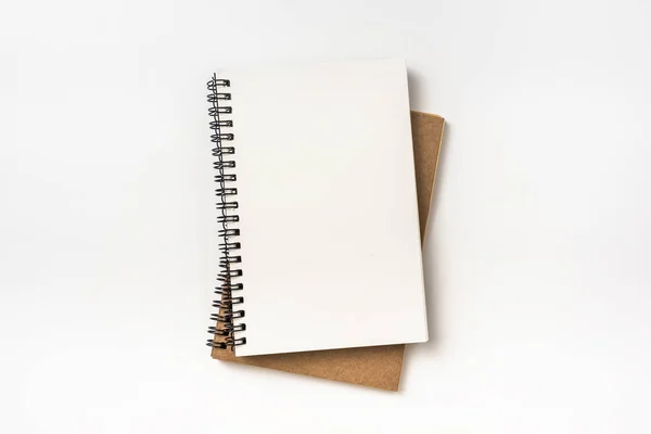 İş kavramı - üstten görünüm koleksiyonu mockup için arka plan üzerinde izole iki kraft spiral defter