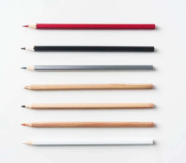 モックアップのための白い背景机の上のペンのコレクションのビュー — ストック写真