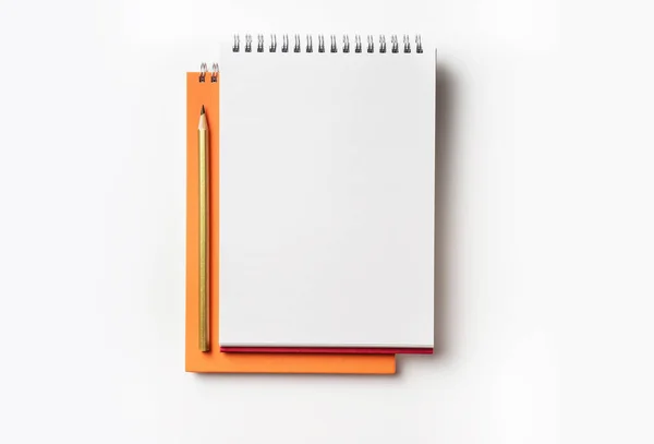 Tasarım konsepti - turuncu ve kırmızı spiral defter ve renk kalem toplama mockup için beyaz arka plan üzerinde izole üstten görünüm