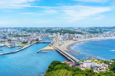 Asya seyahat kavramı - ünlü seyahat yer, enoshima Adası ve şehir manzarası hava panoramik görünüm'ün altındaki dramatik mavi gökyüzü ve okyanus güzel kamakura, Japonya.