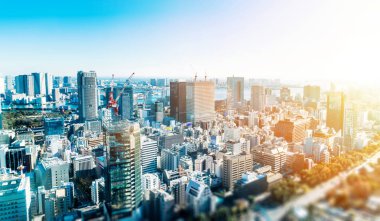 İş ve kültür kavramı - panoramik modern şehir manzarası kuş gözü havadan görünümü Tokyo, Japonya'da dramatik mavi gökyüzünün altında. minyatür lens tilt shift bulanıklık etkisi
