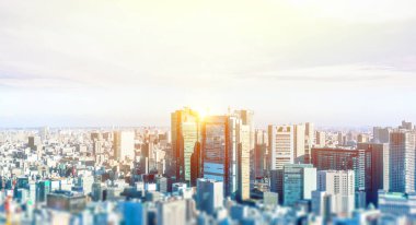 İş ve kültür kavramı - panoramik modern şehir manzarası kuş gözü havadan görünümü Tokyo, Japonya'da dramatik mavi gökyüzünün altında. minyatür lens tilt shift bulanıklık etkisi