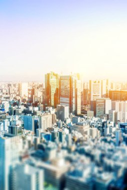 İş ve kültür kavramı - panoramik modern şehir manzarası kuş gözü havadan görünümü Tokyo, Japonya'da dramatik mavi gökyüzünün altında. minyatür lens tilt shift bulanıklık etkisi