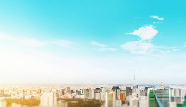 İş ve kültür kavramı - panoramik modern şehir manzarası kuş gözü havadan görünümü Tokyo, Japonya'da dramatik mavi gökyüzünün altında. minyatür lens tilt shift bulanıklık etkisi
