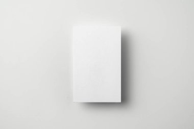 Beyaz arka planda kopya alanı olan kartvizitin üst görünümü 