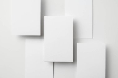 Beyaz arka planda kopya alanı olan boş kartvizitler 