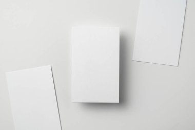 Beyaz arka planda kopya alanı olan boş kartvizitler 