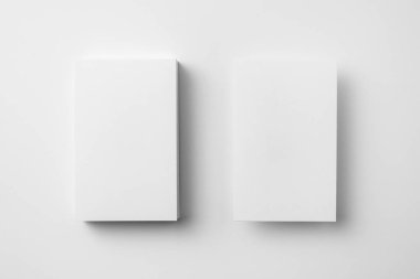 Beyaz arka planda kopya alanı olan boş kartvizitler 