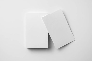 Beyaz arka planda kopya alanı olan boş kartvizitler 